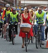 组图：凯莉-布鲁克低胸红裙现身秀丰胸