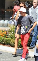 组图：贝克汉姆千金首曝光 小脸肉嘟嘟可爱至极