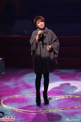 组图：《欢乐满东华2012》落幕 那英西装助阵