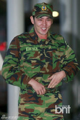 组图：SJ庆出道8周年机场上演变装秀 整疯粉丝