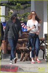 组图：暮光女低胸短袖露小蛮腰 心情放松现赘肉