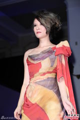 组图：伍佰着及膝裙压轴走秀 杨乃文飘逸相伴