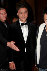 组图：明道黑西装礼服亮相 歪头甜笑卖萌