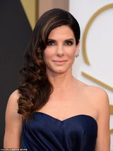 组图：桑德拉-布洛克端庄亮相 蓝色礼服显优雅