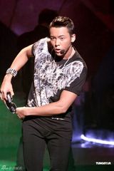 组图：卫兰陈伟霆关菊英等为《劲歌金曲》录影