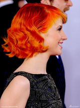 高清组图： 帕拉摩尔乐队女主唱一头橘发大送飞吻