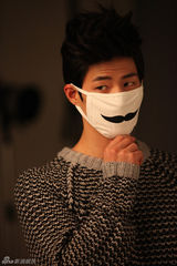 组图：宋载林具恩爱拍广告 时尚口罩造型吸眼球