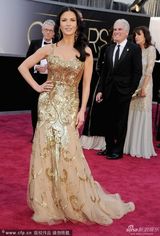 组图：凯瑟琳-泽塔琼斯携老公道格拉斯秀恩爱