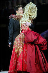 策划：回顾梅艳芳经典舞台 百变造型成传奇