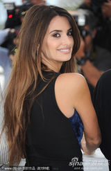 高清组图：德普宣传《海盗4》 佩内洛普紧身裙性感