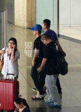 组图：韩庚黑超遮面低调回京 一路电话接不停