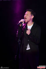 组图：张学友林忆莲献唱追忆林振强 Eason观看