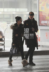 组图：陈思诚佟丽娅紧急回京 连夜录歌筹划婚礼