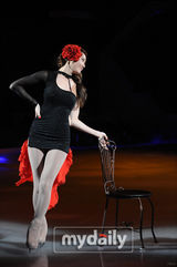 组图：韩星孙谭菲IU等盛装亮相 参加节目秀花样滑冰