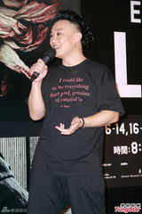 组图：陈奕迅演唱会化浓妆 搞怪献唱掀高潮