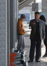 组图：蒋雯丽低调打扮回京 煲电话粥心情不错