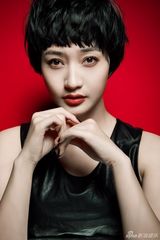 组图：阎娜明艳红唇大片曝光 诠释热辣诱惑