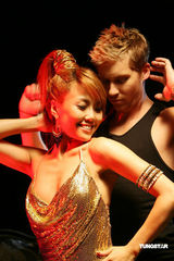 幻灯图：王蓉整容后首拍性感写真 露美腿妖娆万分