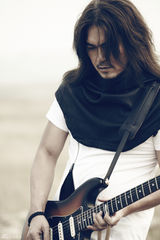 组图：迪克牛仔颓废写真 长发飘逸专注音乐