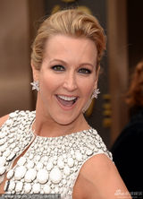 组图：电视名人劳拉-斯宾塞“密集”白裙现身