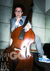 组图：陈奕迅登《智族GQ》封面 与乐器亲密接触