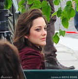 组图：玛丽昂-歌迪亚产后首度露面 大展慵懒女人味