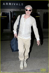 组图：布拉德皮特独自现身 贝雷帽配黑超帅气