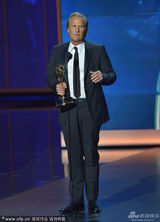 组图：杰夫-丹尼尔斯获艾美剧情类最佳男主角