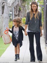 组图：辣妈阿尔芭带爱女出街 囧娃潮衫皮靴抢镜