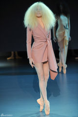 组图：荷兰芭蕾舞团时尚走秀 复古鬼魅感有趣