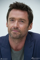 组图：休杰克曼领衔拍写真 奥利维亚露迷人笑容