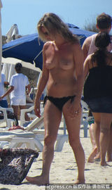 组图：凯特-莫斯全裸为老公按摩 晒日光浴玉珠微颤