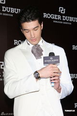 组图：锦荣代言手表吸金 谈“好友”蔡依林装傻