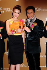 组图：郑嘉颖否认称帝后收入豪增 胡杏儿澄清孕事