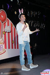 组图：俞灏明变萌兔挑逗粉丝 有望回归主持