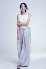 组图：冯婧纯白写真 恬静笑容纯情诱惑