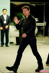 组图：阿汤哥访台宣传新片 亲切挥手展招牌笑容