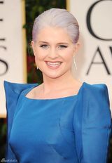 高清组图：凯莉-奥斯本着紫色耸肩礼服宛若人鱼