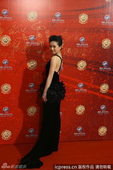 组图：胡歌携两美亮相 刘诗诗黑裙秀美背