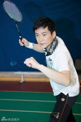 组图：王斑户外装扮健康动感尽显男人魅力