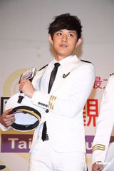 组图：LOLLIPOP F新书签售上演帅气机师制服秀