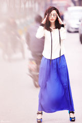 组图：张俪曝复古街拍大片 散发宝蓝爵士女人味