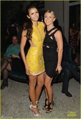 组图：吸血鬼女星妮娜-杜波夫穿性感裸背镂空装