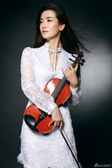 组图：李晟小提琴写真曝光 知性气质大气唯美