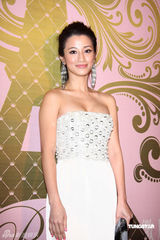 幻灯图：侯佩岑小洋装俏丽 白歆惠裙角飞扬