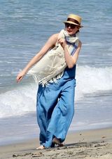 组图：海瑟薇海滩疯狂玩球 手穿胯下柔韧性超好