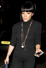 组图：莉莉-艾伦伦敦黑衣夜行 挂件显时尚范儿