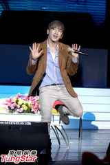 组图：神话李珉宇难忘炸鸡排 搞笑舞姿逗粉丝