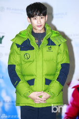 组图：金秀贤穿冬装会粉丝 帅气微笑俘获女心