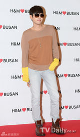 组图：韩星f(x)SEVEN等亮相名品开业派对